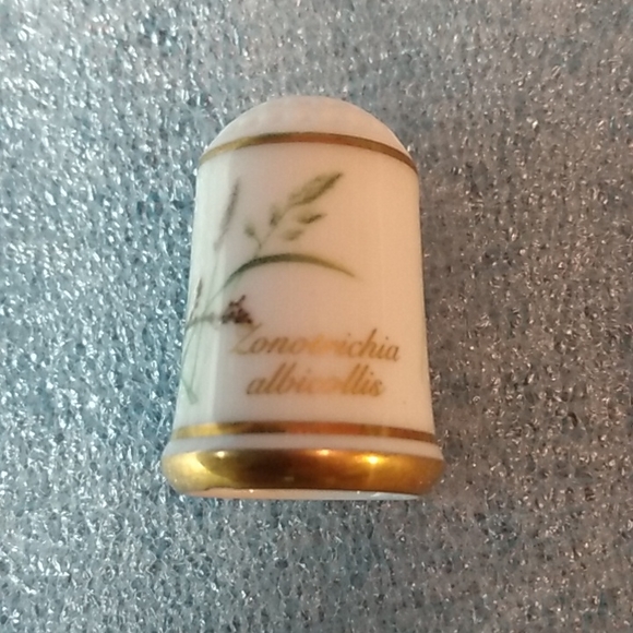 Franklin Porcelain 1979 Thimble Birds Flowers White Throated Sparrow - Picture 2 of 4